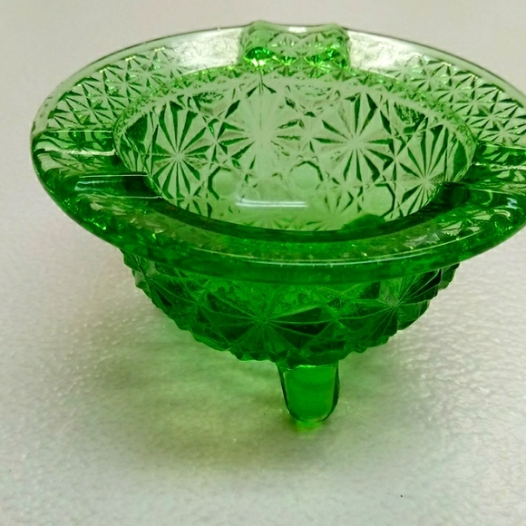 Green glass ashtray - Picture 1 of 4